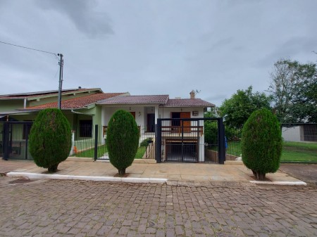 Casa de 4 dormitórios c/ suíte e piscina - SEMI MOBILIADA Bairro São Cristóvão - Lajeado - RS