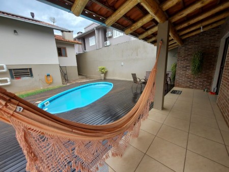 Casa SEMI MOBILIADA 3 dormitórios com suíte e piscina Bairro Universitário - Lajeado - RS